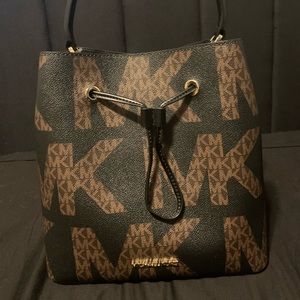 Michael Kors Suri LG Bucket Satchel Crossbody